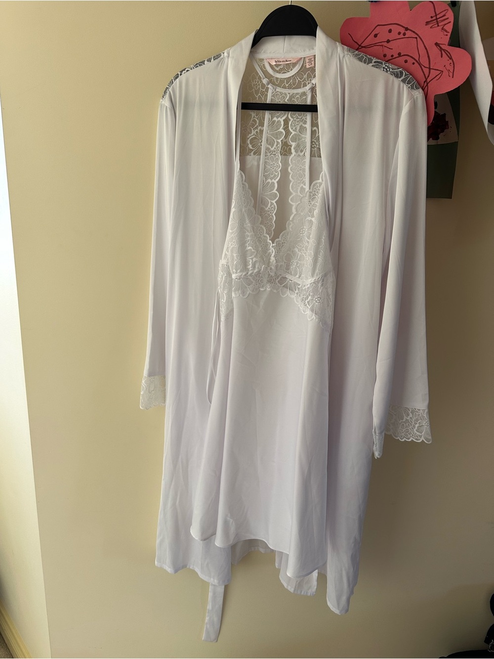 La Vie En Rose White Lace-Trim Robe & Chemise Set
